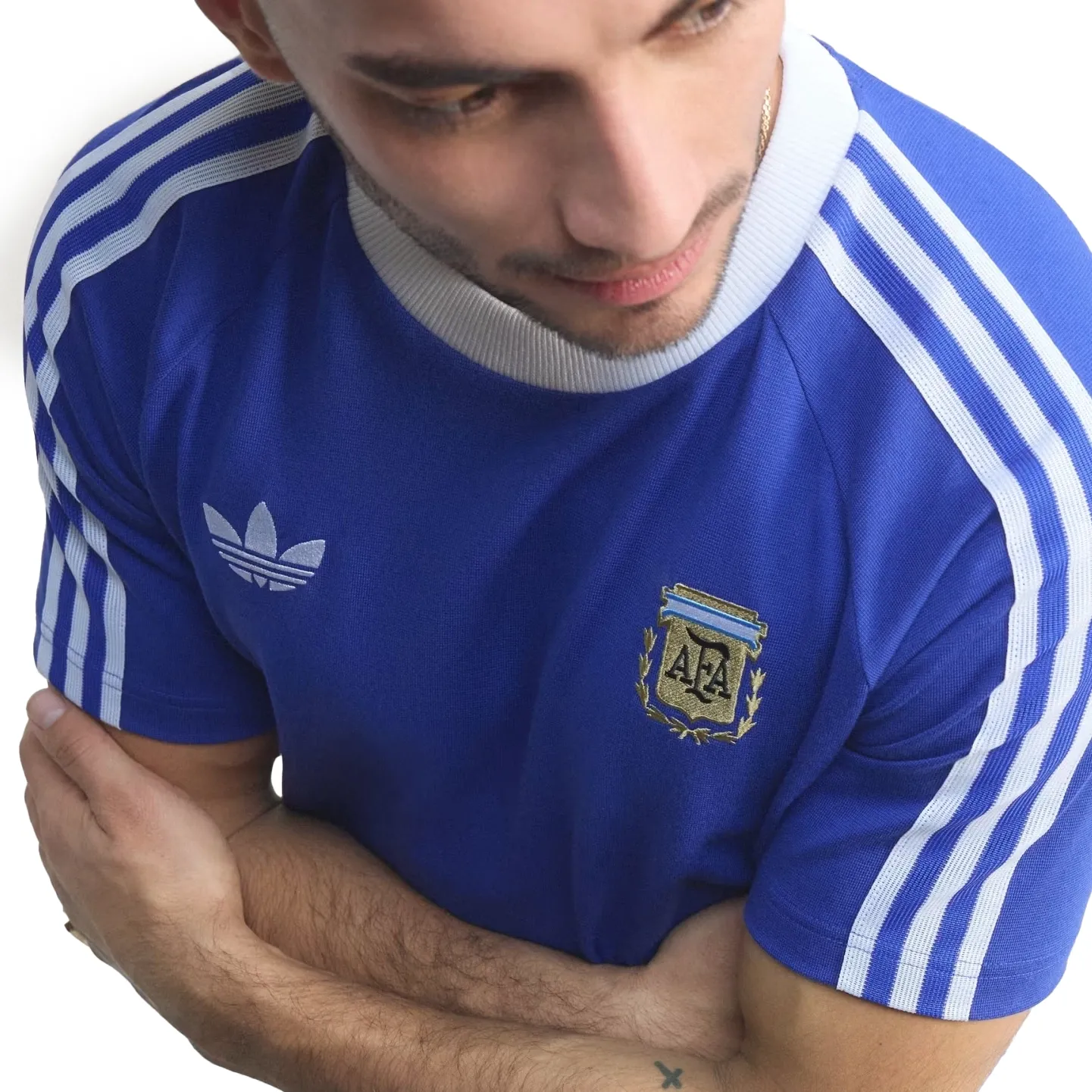 Camiseta Adidas Origi Copa26 azul com detalhes do logo AFA em relevo
